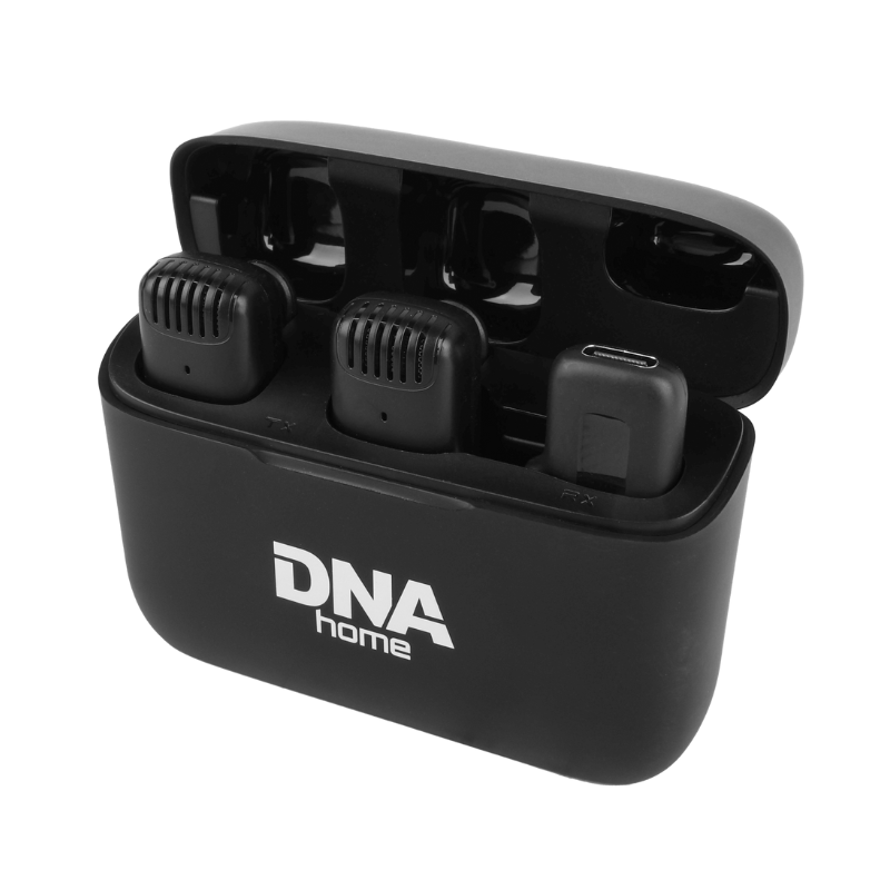 Ein schwarzes DNA Home Ladecase für Funkmikrofone mit zwei Sendern und einem Empfänger vor weißem Hintergrund.