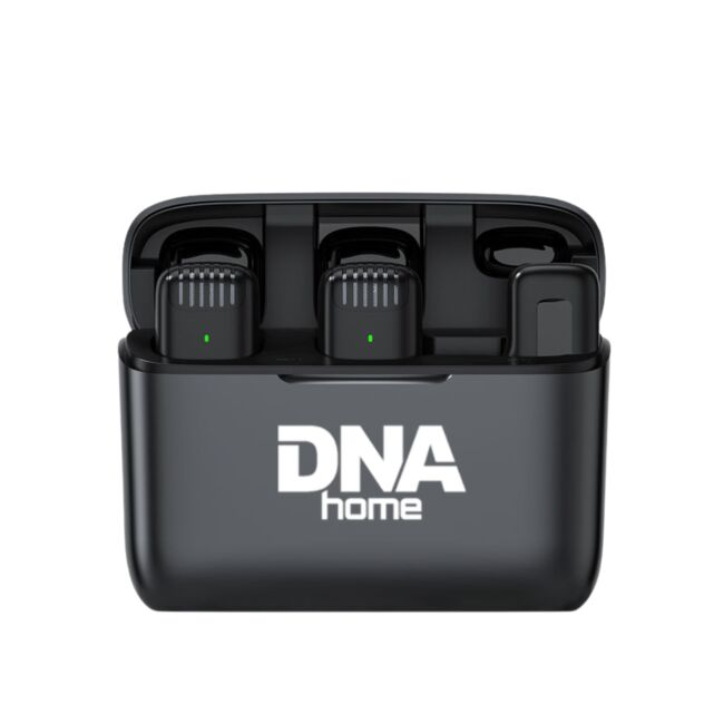 Schwarzes Ladecase mit dem weißen Logo DNA home und drei kleinen Mikrofonelementen mit grünen LED-Leuchten darin.