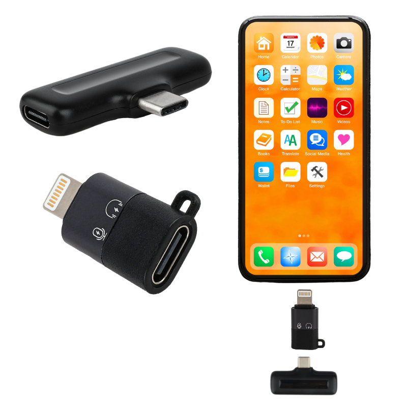 Ein Smartphone mit App-Symbolen auf dem Bildschirm sowie zwei schwarze USB-C- und Lightning-Adapter.