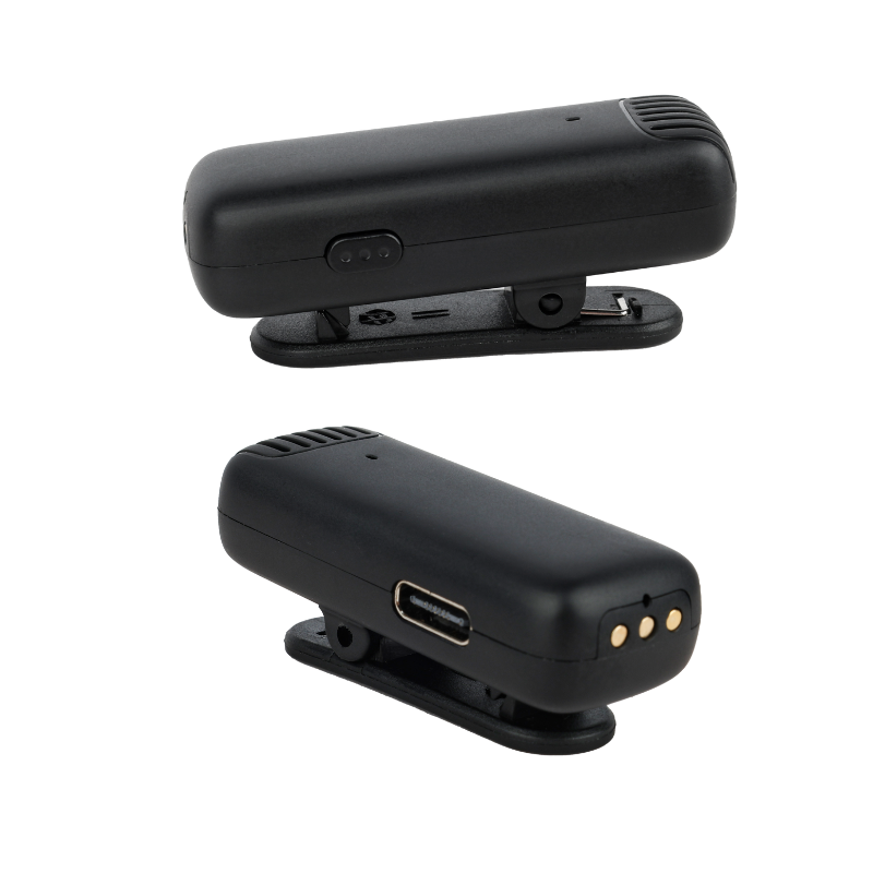 Schwarzes drahtloses Mikrofon mit Clip, USB-C-Anschluss und Ladekontakten auf weißem Hintergrund.