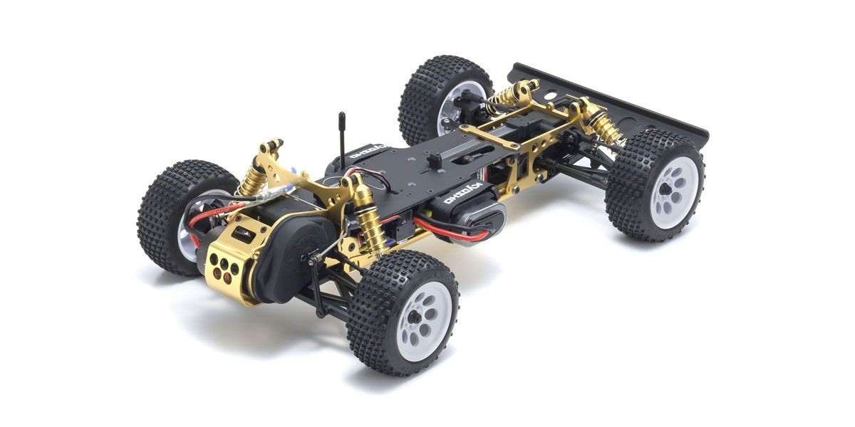 Ein ferngesteuertes Buggy-Chassis mit schwarzem Rahmen, goldenen Stoßdämpfern und weißen Offroad-Rädern auf weißem Hintergrund.