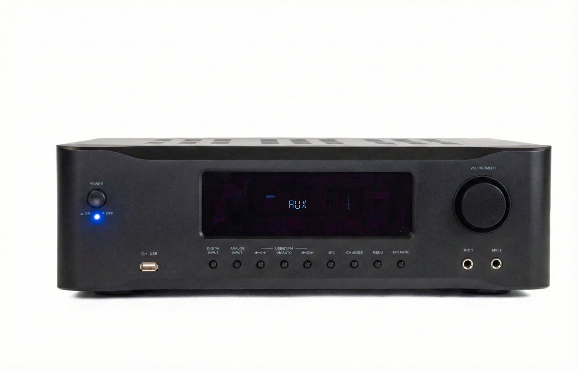 Ein schwarzer Audioverstärker mit blauem LED-Display, Knöpfen und Anschlüssen auf einer weißen Oberfläche.