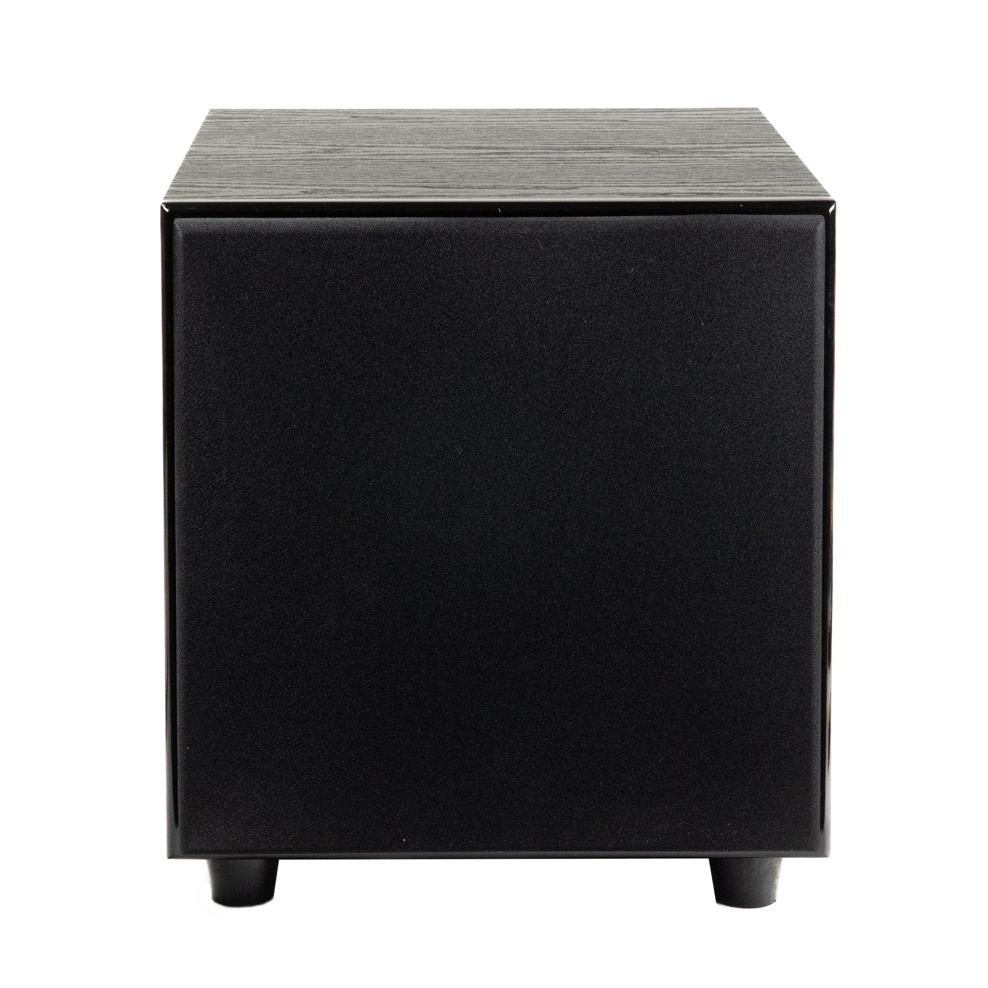 Ein schwarzer Subwoofer mit Stoffbespannung steht frontal auf kleinen Füßen vor weißem Hintergrund.
