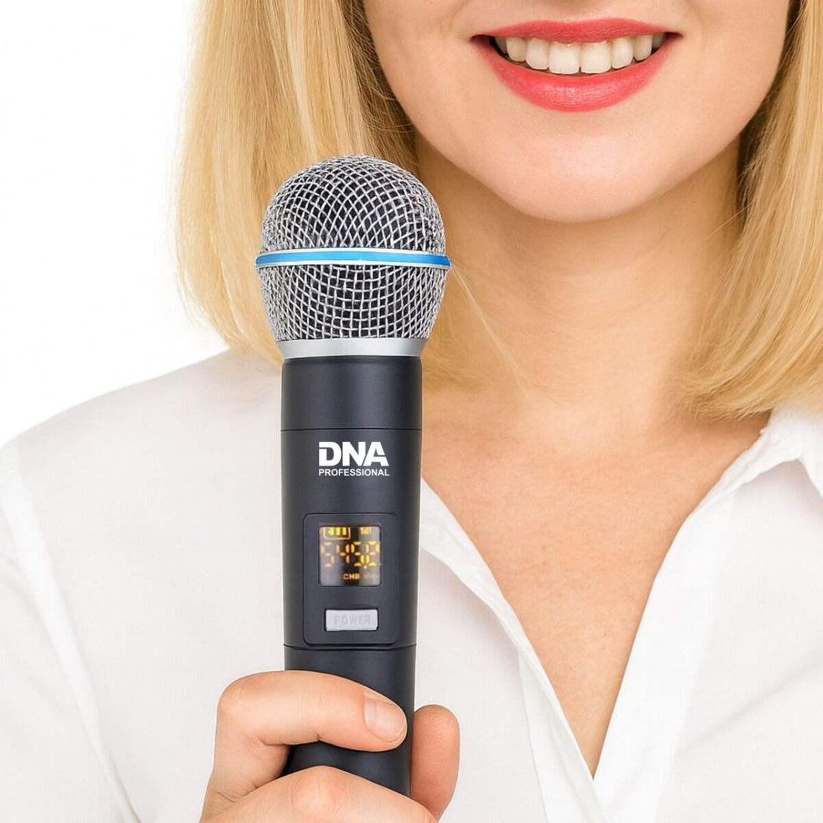 Eine Frau in weißer Bluse hält ein schwarzes DNA Professional Mikrofon vor ihr Gesicht.