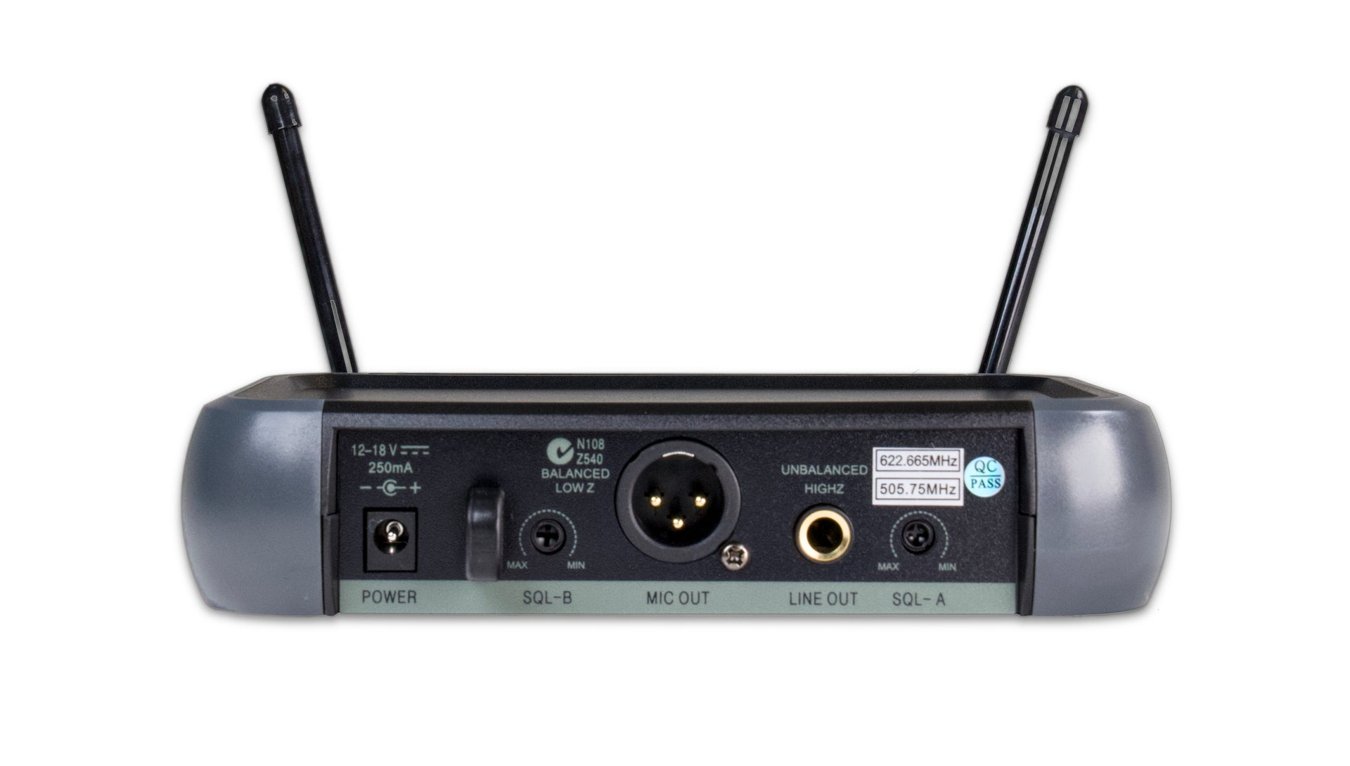 Rückseite eines kabellosen Mikrofonempfängers mit zwei Antennen und verschiedenen Anschlüssen wie Strom, XLR und Klinke.