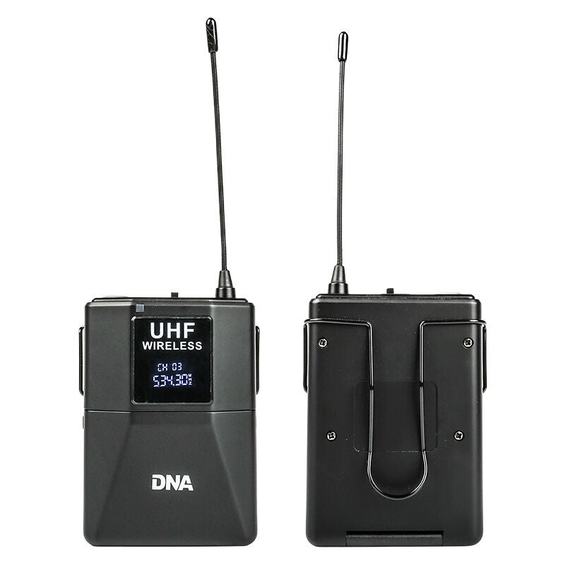 Zwei schwarze UHF-Wireless-Tasachsender mit langen Antennen und Display, einer zeigt die Vorder-, der andere die Rückseite.