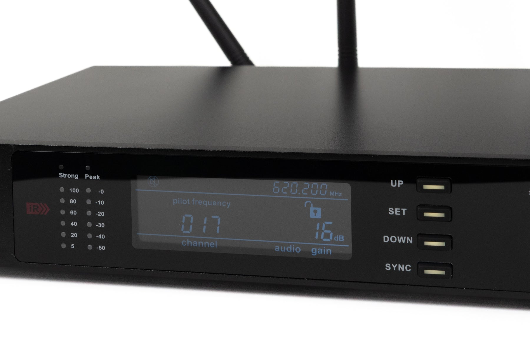 Schwarzes Audiogerät mit digitalem Display, LEDs und vier Tasten auf weißem Grund.
