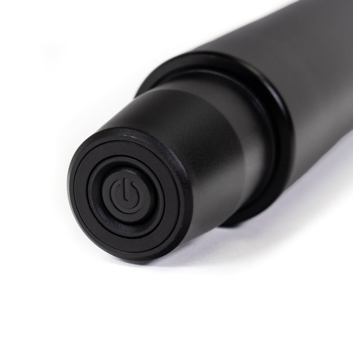 Ein schwarzer Stift mit einem Power-Symbol auf dem Knopf vor einem hellen Hintergrund.