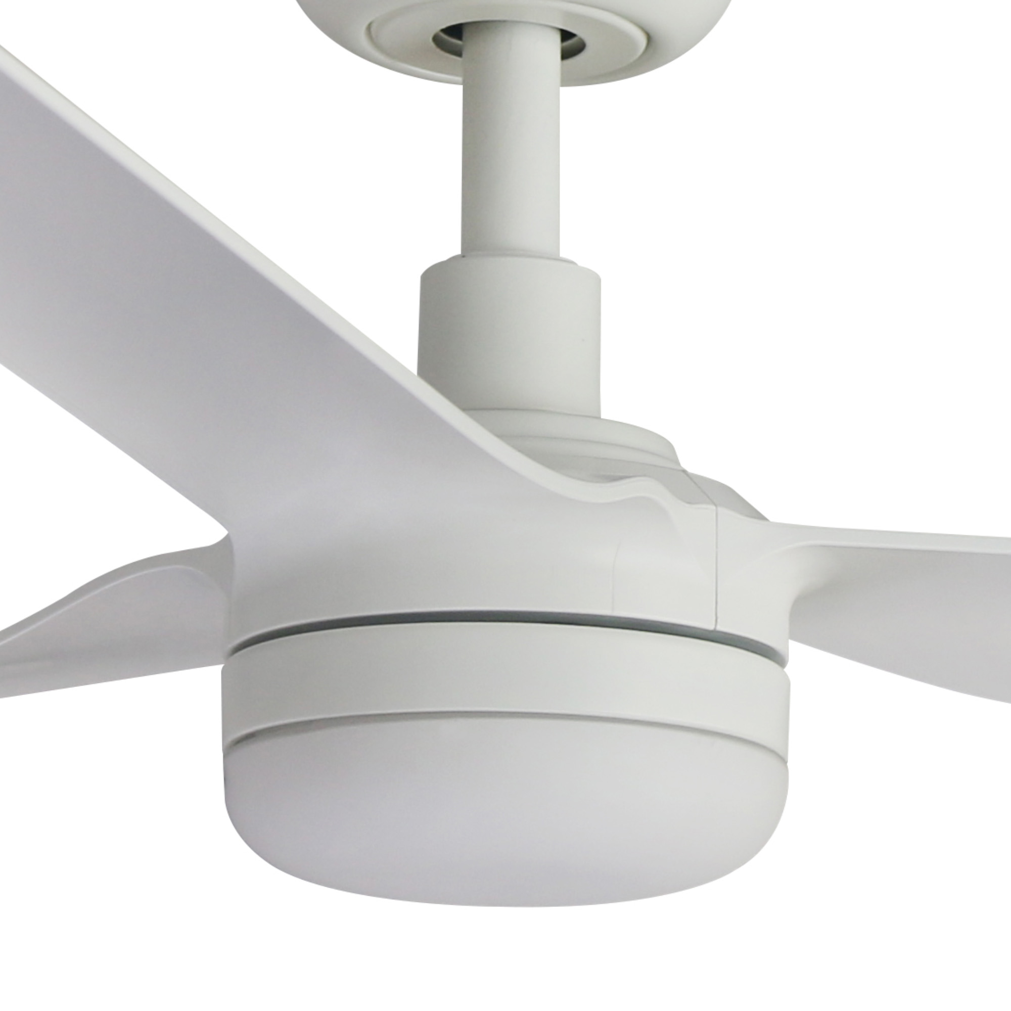 Ein weißer Deckenventilator mit integriertem Licht an einer Stange vor weißem Hintergrund.