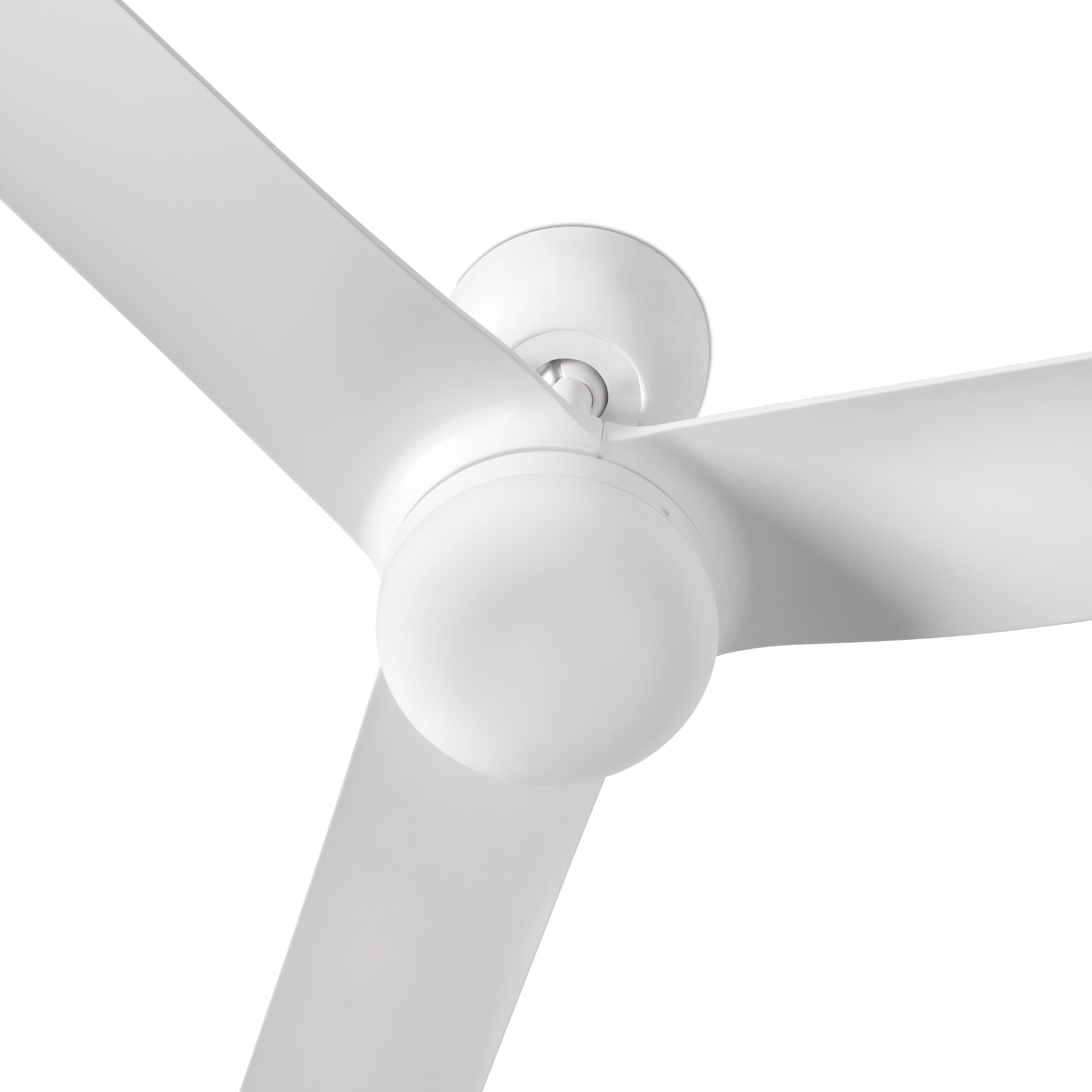 Ein weißer Deckenventilator mit drei Flügeln und integrierter Beleuchtung vor weißem Hintergrund.