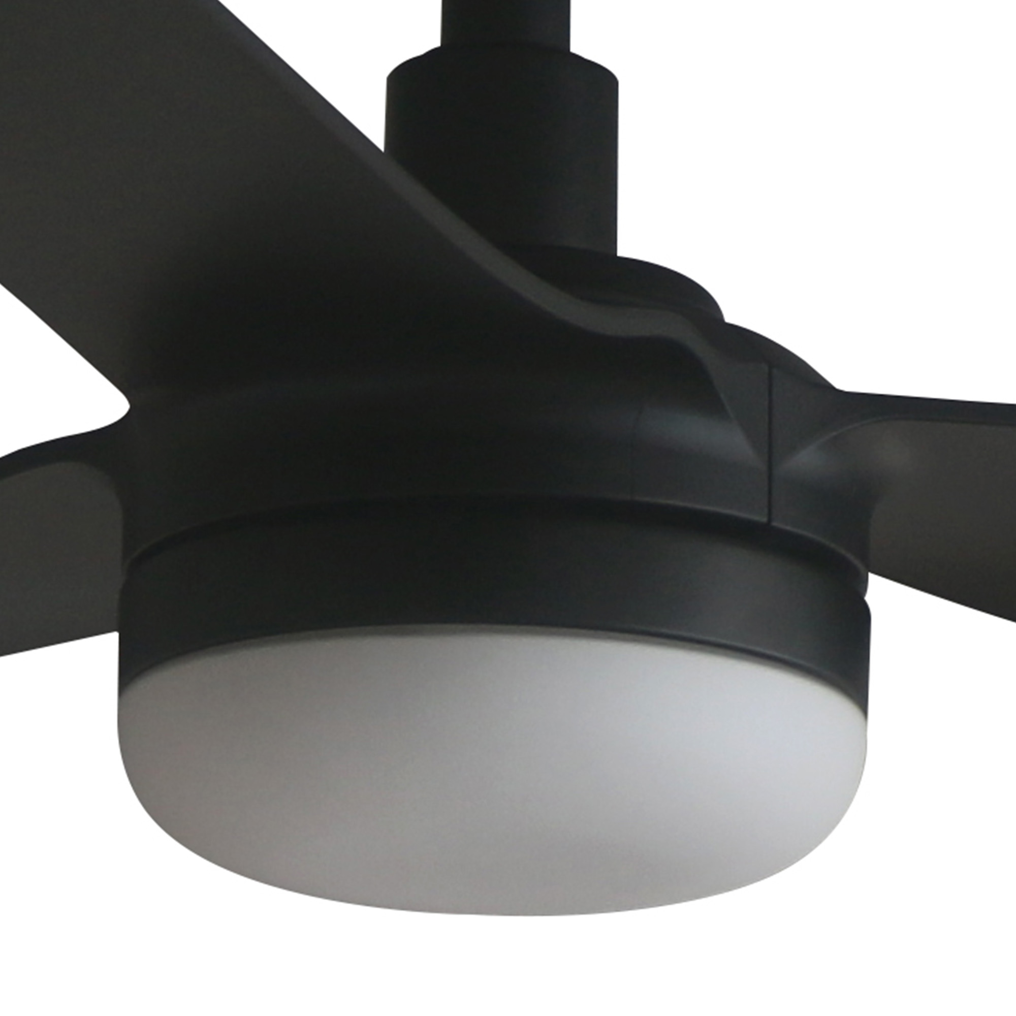 Ein moderner schwarzer Deckenventilator mit gebogenen Flügeln und einer runden weißen Lichtquelle unten.