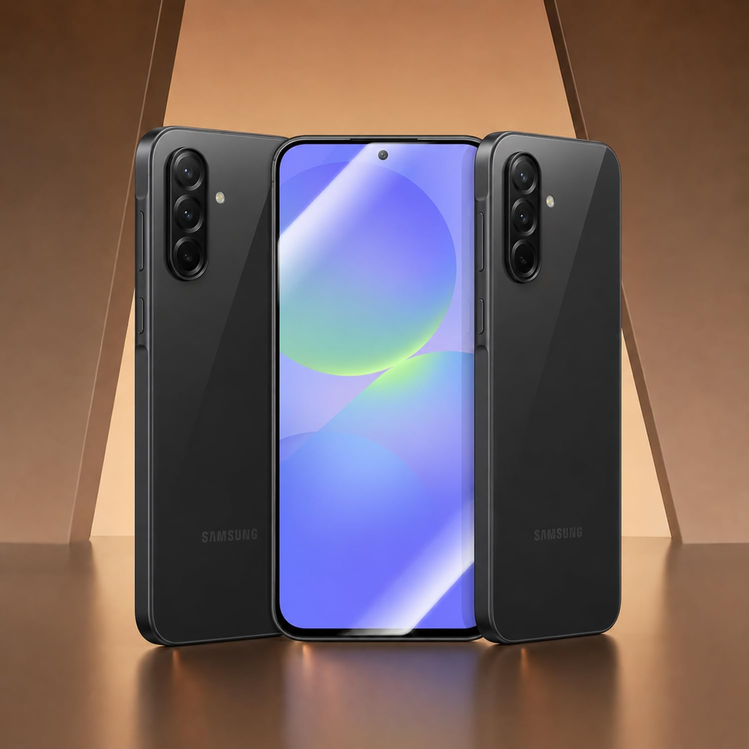 Altın rengi geometrik bir arka planın önüne yerleştirilmiş üç siyah Samsung akıllı telefon.