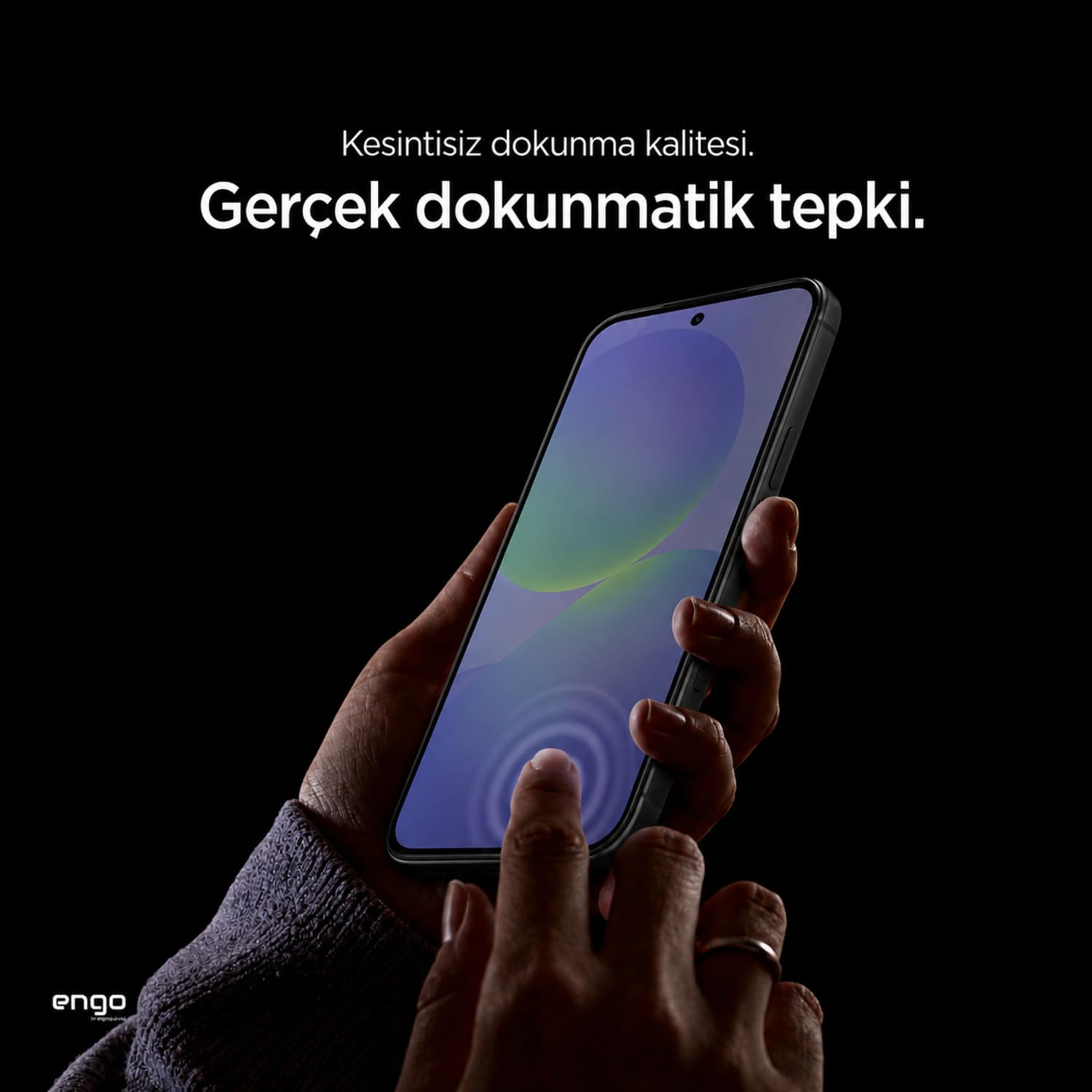 Karanlık arka planda ekranda dokunma efekti olan akıllı telefonu tutan eller.