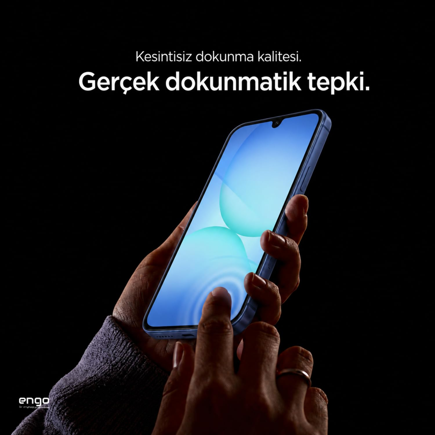 Siyah arka plan önünde mavi grafikli ekrana dokunan, mavi akıllı telefon tutan bir kişi.