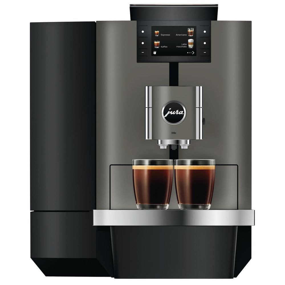 Moderne Jura X10c Kaffeemaschine in Grau und Schwarz mit zwei Gläsern frischem Kaffee auf der Abtropffläche.