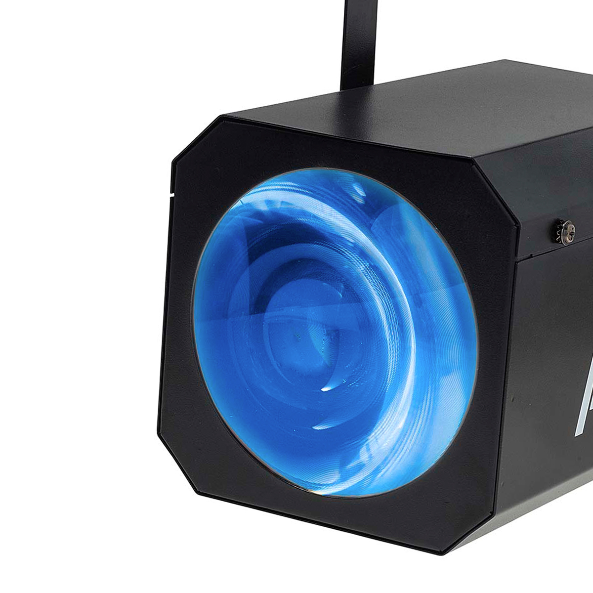 Un faro da palcoscenico nero con una lente di vetro blu brillante e rotonda su sfondo bianco.
