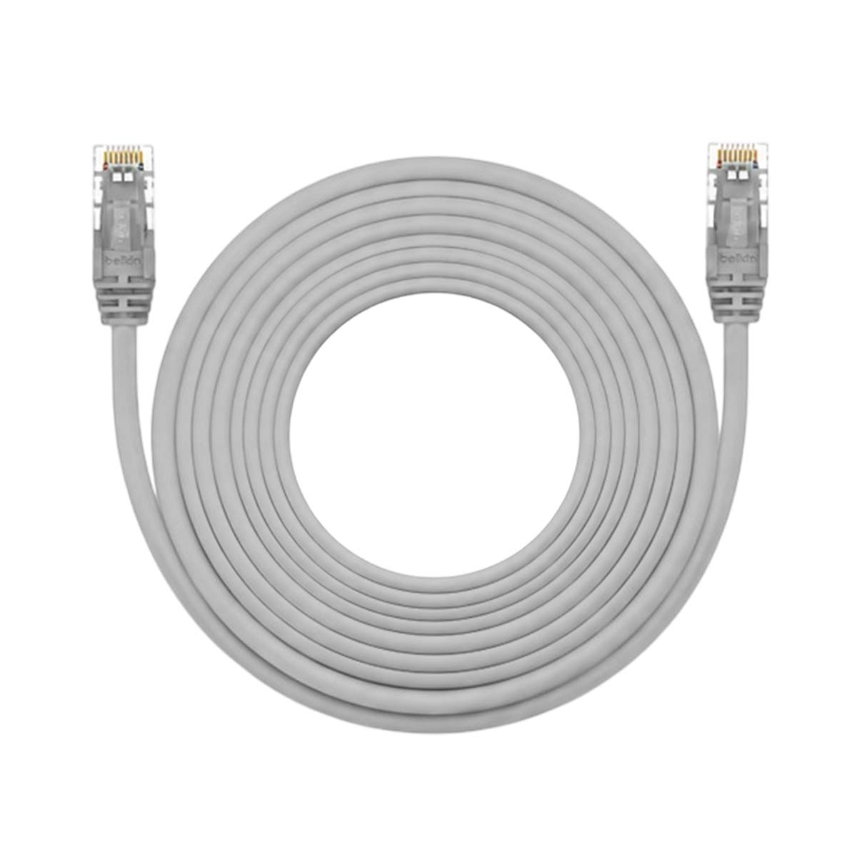Un cable Ethernet gris enrollado en círculo, con conectores RJ45 en ambos extremos sobre fondo blanco.