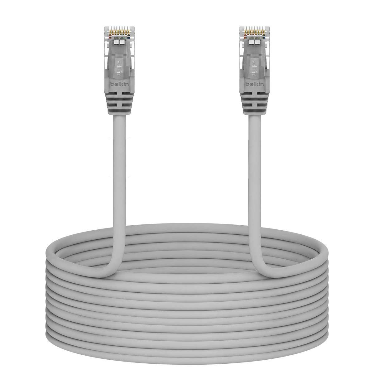 Un cable Ethernet Belkin gris cuidadosamente enrollado con conectores RJ45 en ambos extremos sobre fondo blanco.