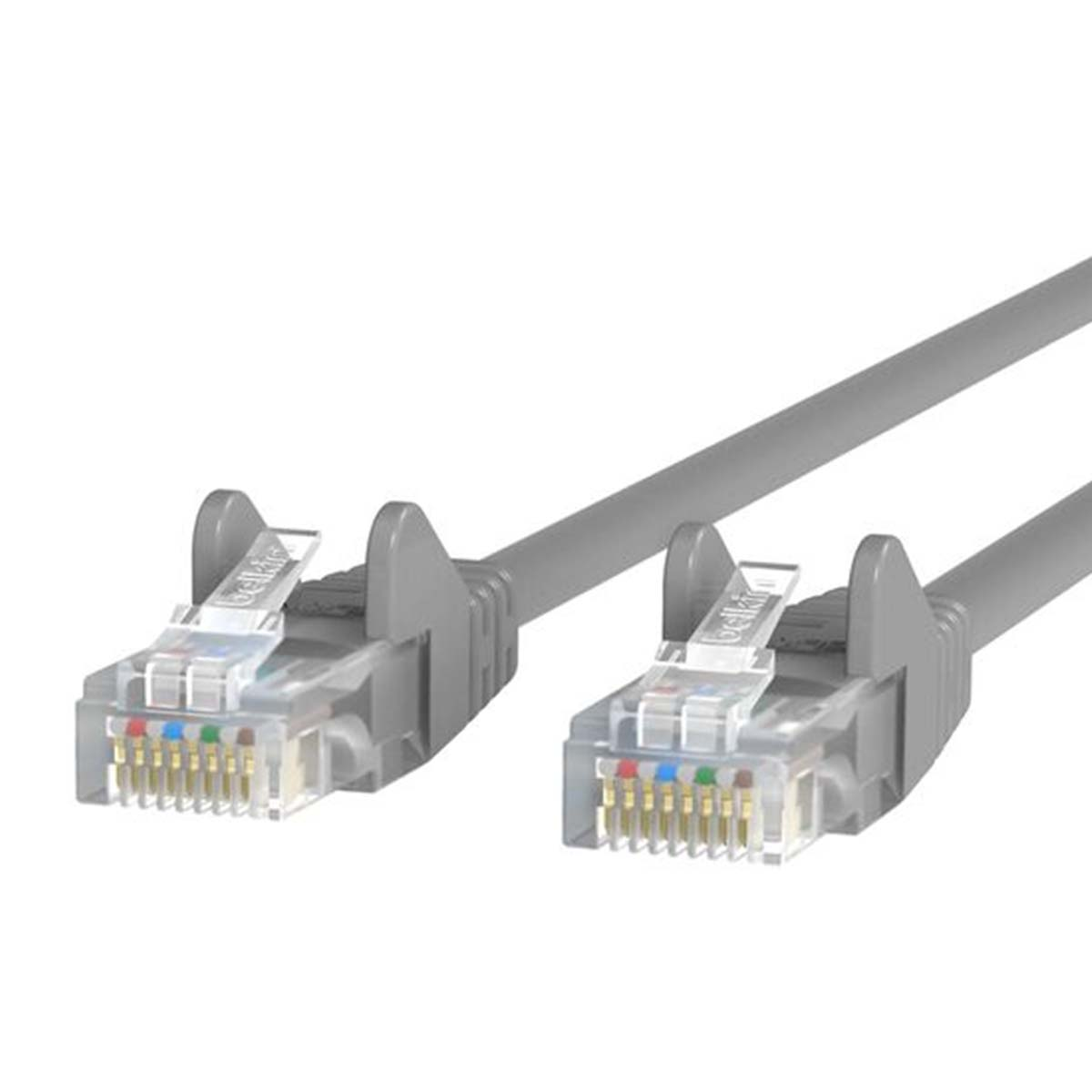 Cable Ethernet gris con conectores RJ45 sobre fondo blanco.
