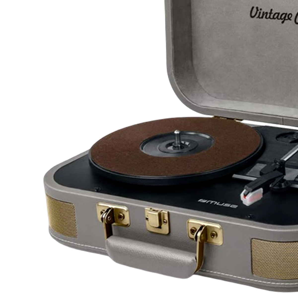 Un tocadiscos maletín gris con herrajes de latón y alfombrilla marrón.