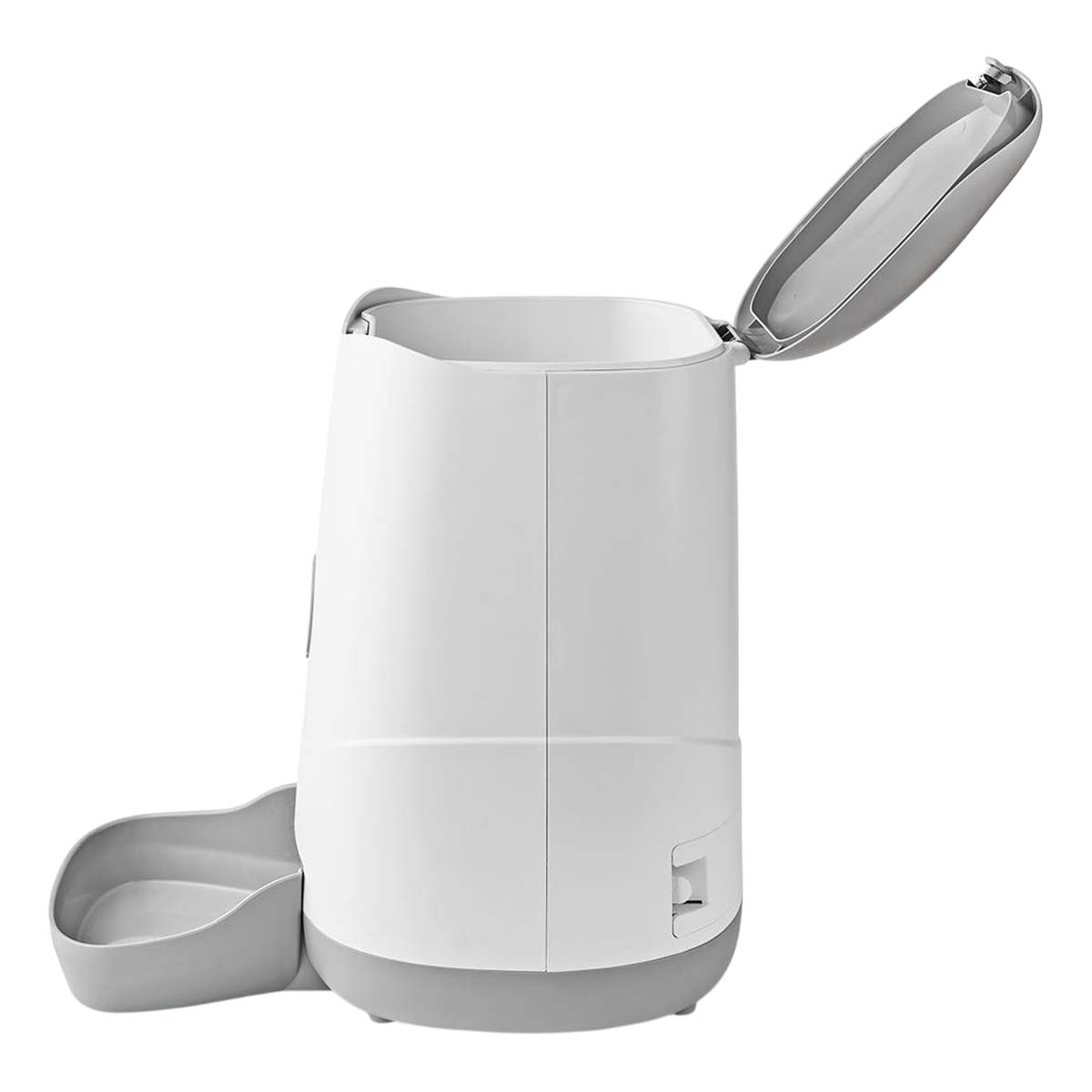 Comedero automático blanco y gris con tapa abierta, visto de lado sobre fondo blanco.