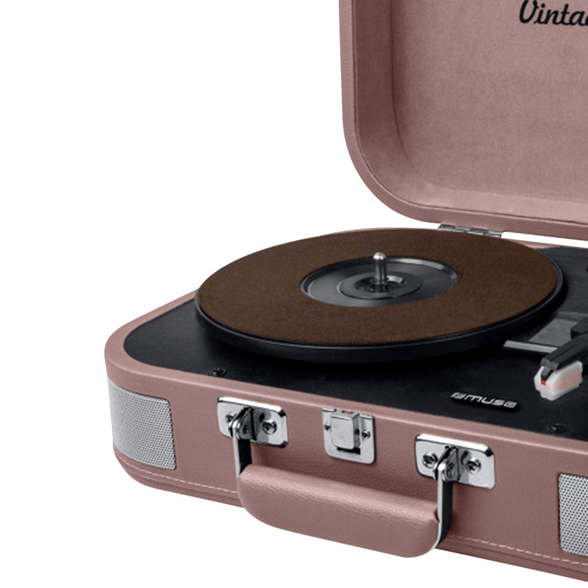 Un tocadiscos portátil rosa vintage con alfombrilla marrón y cierres metálicos sobre fondo blanco.