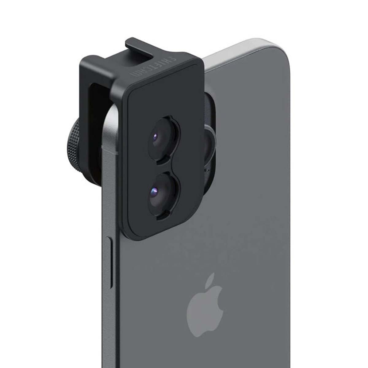Ein schwarzes Smartphone mit einem aufgesetzten Linsenadapter am Kameramodul.