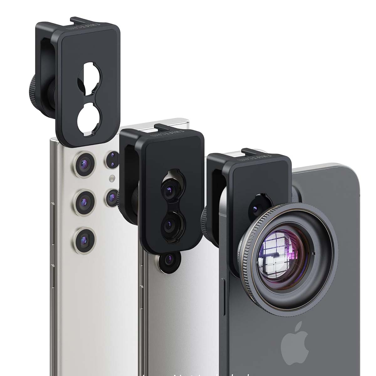 Drei Smartphones mit schwarzen Kamera-Adaptern und einem aufgesetzten großen Objektiv vor weißem Hintergrund.