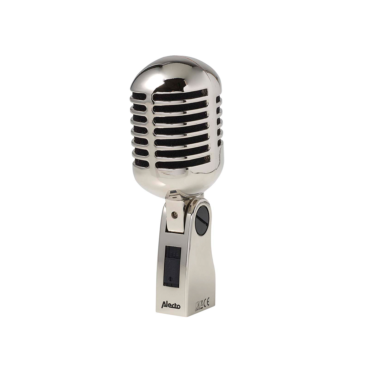 Un microphone rétro argenté et brillant avec un interrupteur noir et une grille sur fond blanc.