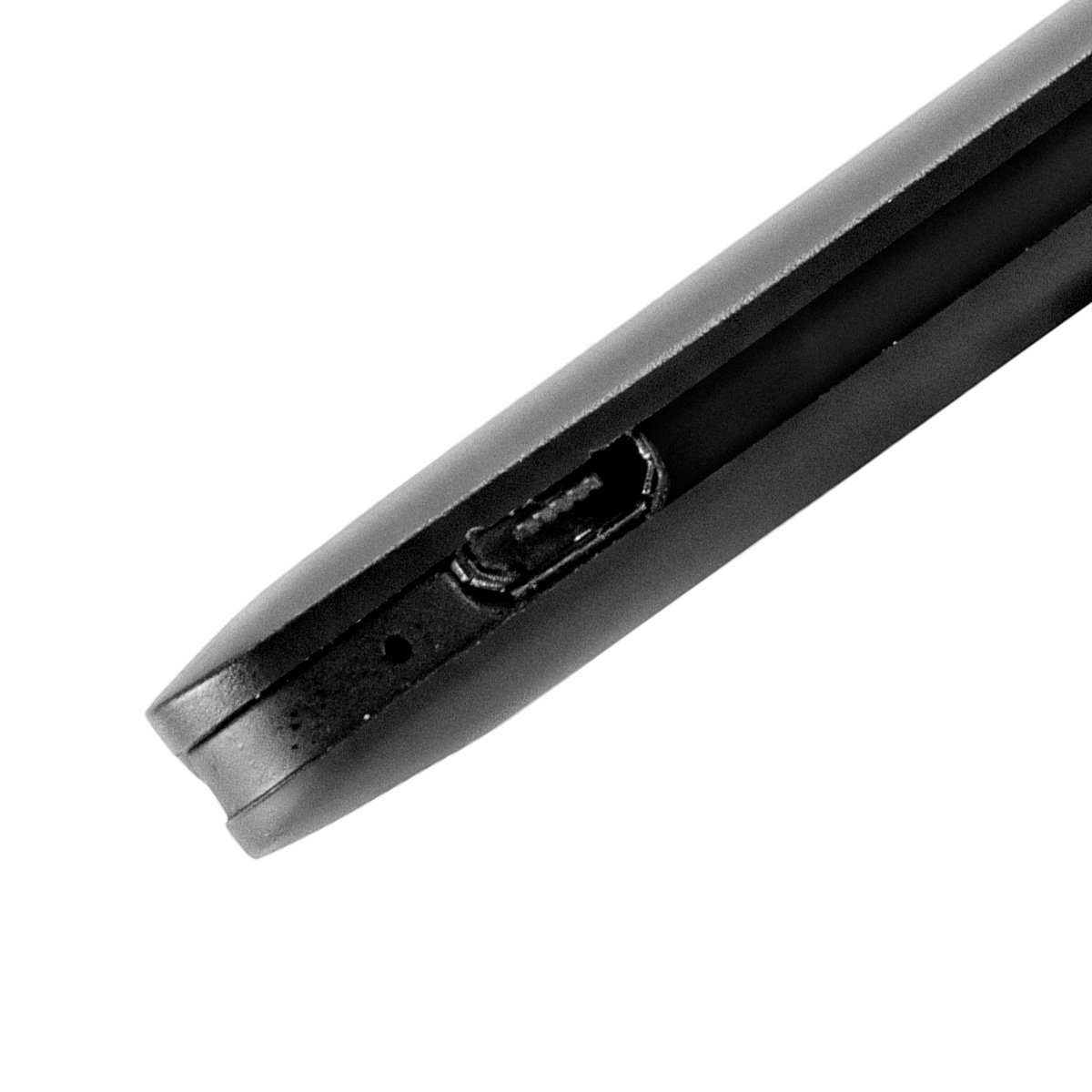 Primo piano di un dispositivo elettronico nero con una porta micro-USB su sfondo bianco.