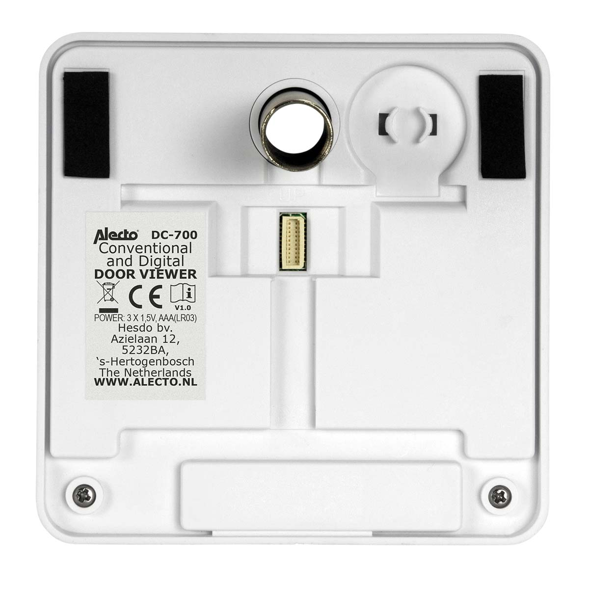 Rückseite des weißen Alecto DC-700 Türspions mit Etikett, Stecker und Montagepads vor hellem Hintergrund.