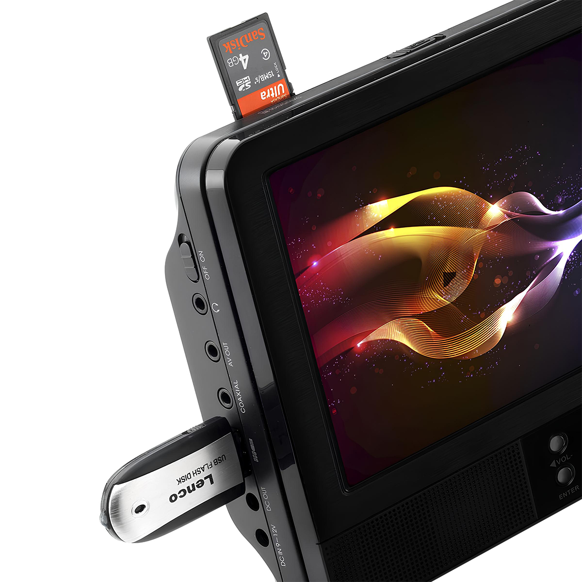 Tragbarer DVD-Player mit SD-Karte und Lenco USB-Stick an den Seitenanschlüssen auf weißem Hintergrund.