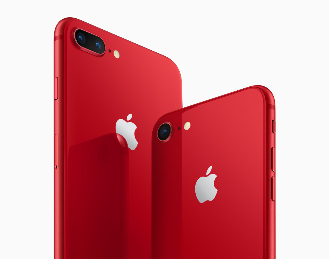 Zwei rote Smartphones mit silbernen Apple-Logos auf der Rückseite, eines größer mit Dual-Kamera, vor weißem Hintergrund.