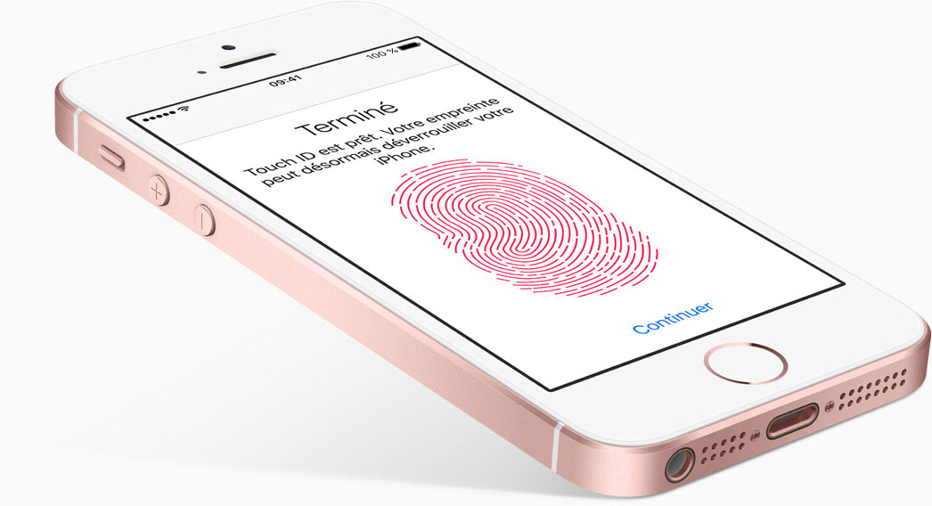 Ein roségoldenes iPhone zeigt auf dem Bildschirm die Einrichtung der Touch ID mit einem roten Fingerabdruck.
