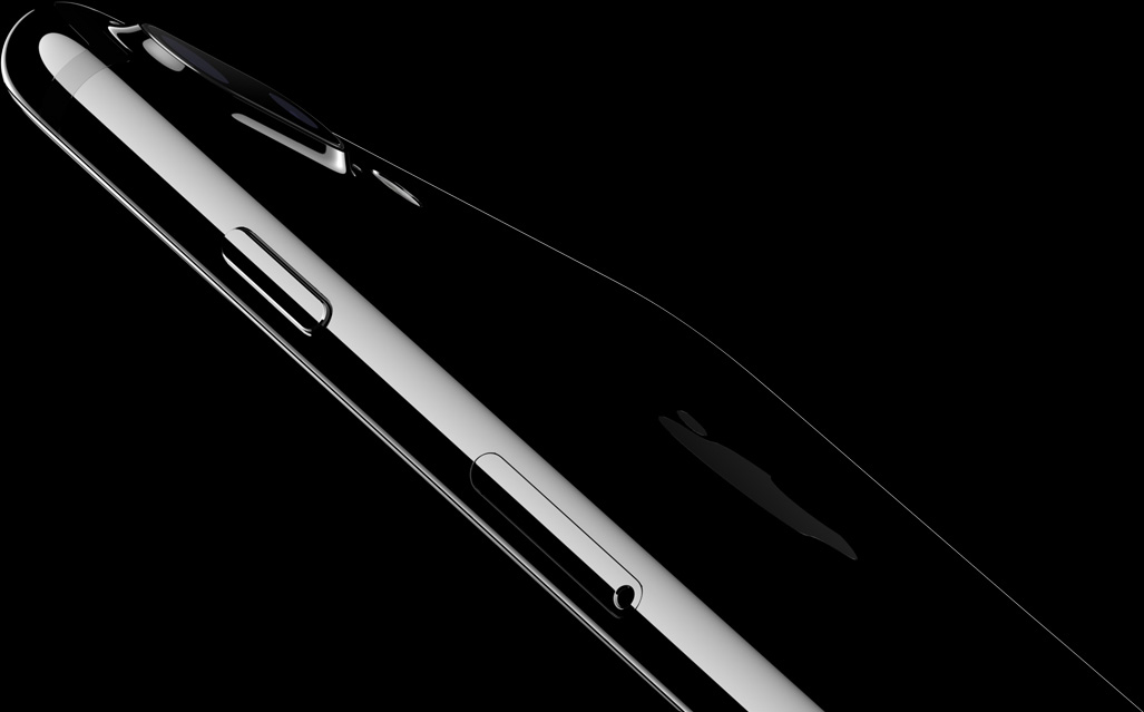 Nahaufnahme der Seite eines modernen Smartphones vor schwarzem Hintergrund, die Tasten und Kanten hervorhebt.