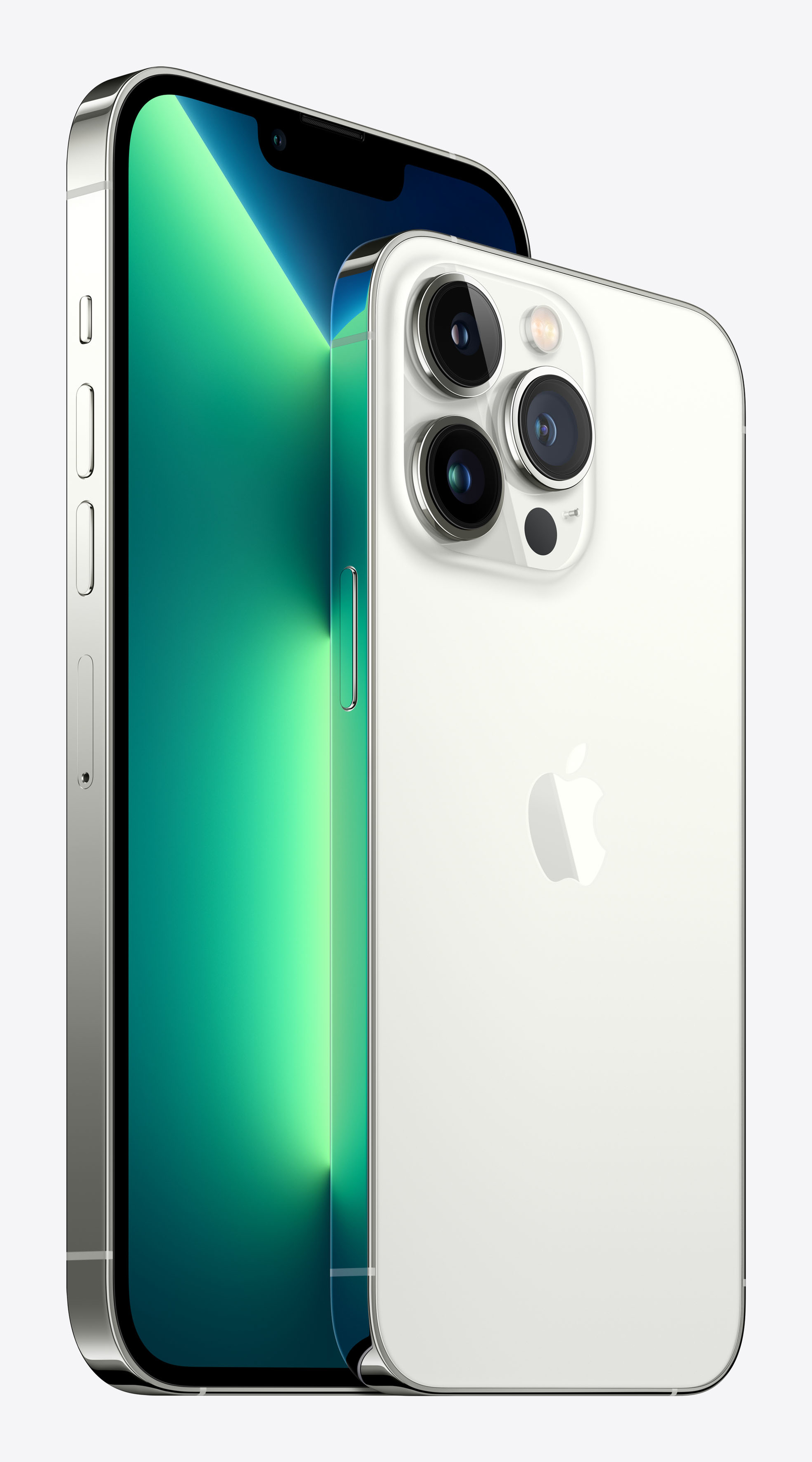 Dos teléfonos inteligentes plateados, uno con pantalla verde y otro con cámara triple, sobre fondo claro.