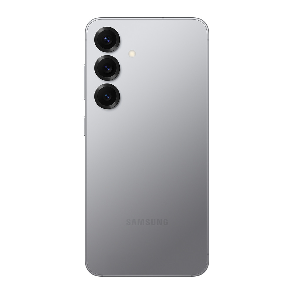 Parte posterior de un teléfono inteligente Samsung plateado con tres lentes de cámara alineadas verticalmente y el logotipo.