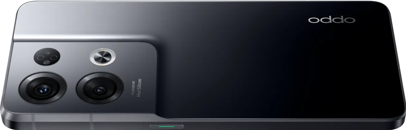 Parte trasera de un smartphone OPPO gris y negro con un módulo de cámara rectangular con tres lentes.