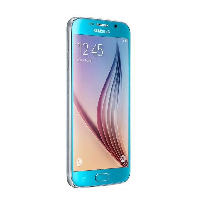 Uno smartphone Samsung azzurro con schermo curvo mostra la data 12:45 e un motivo a onde astratte.