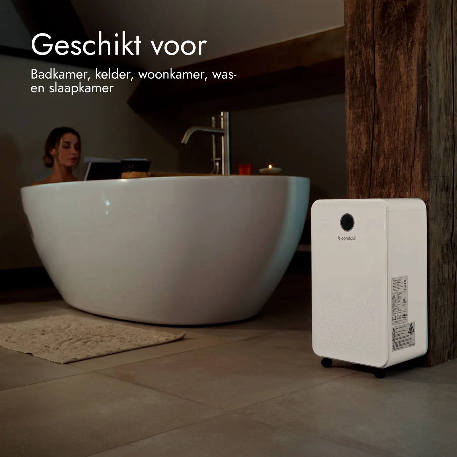 Ein weißer Luftentfeuchter steht in einem Badezimmer neben einer Badewanne, in der eine Frau sitzt.