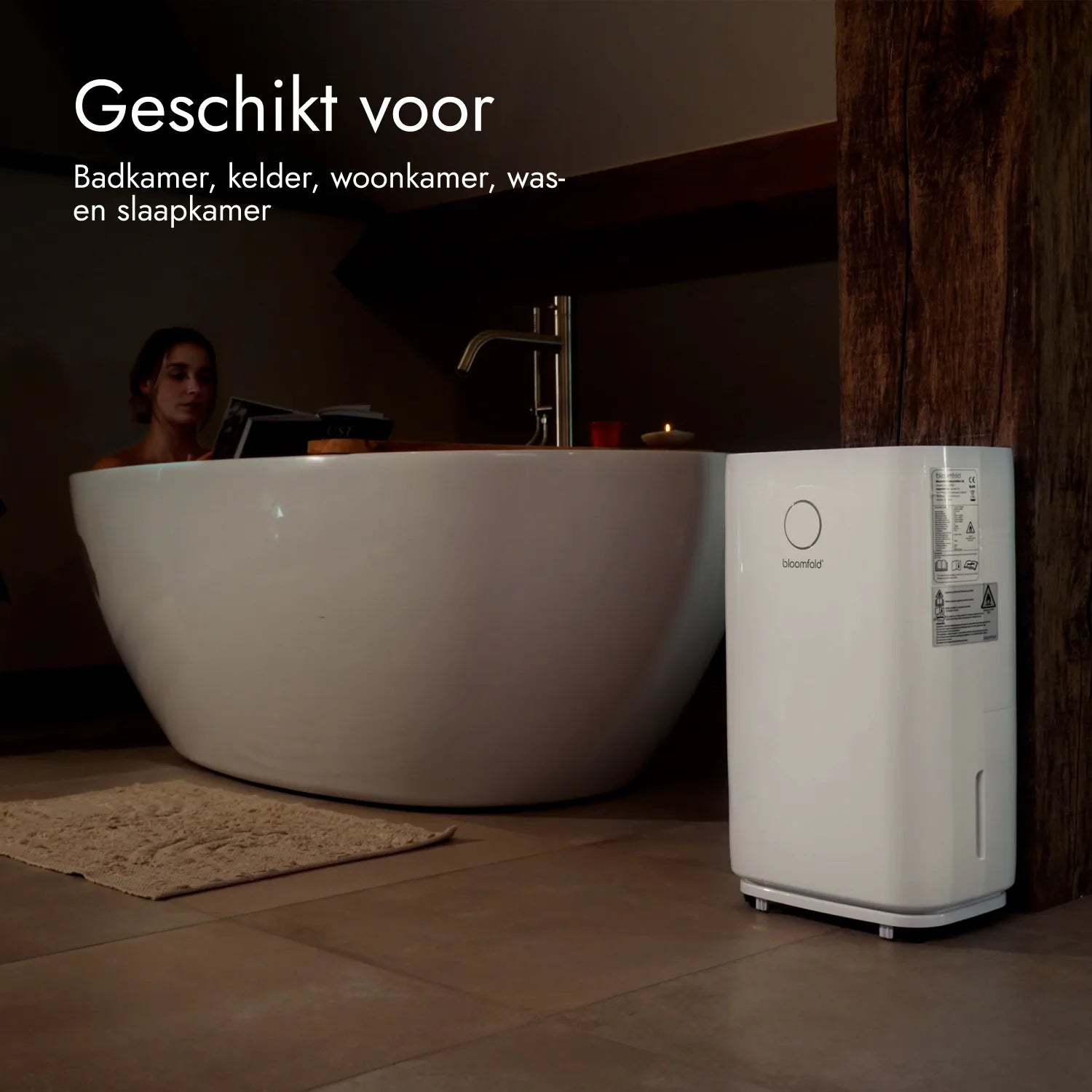 Ein weißer Luftentfeuchter steht auf Fliesen neben einer Badewanne, oben links steht niederländischer Text.