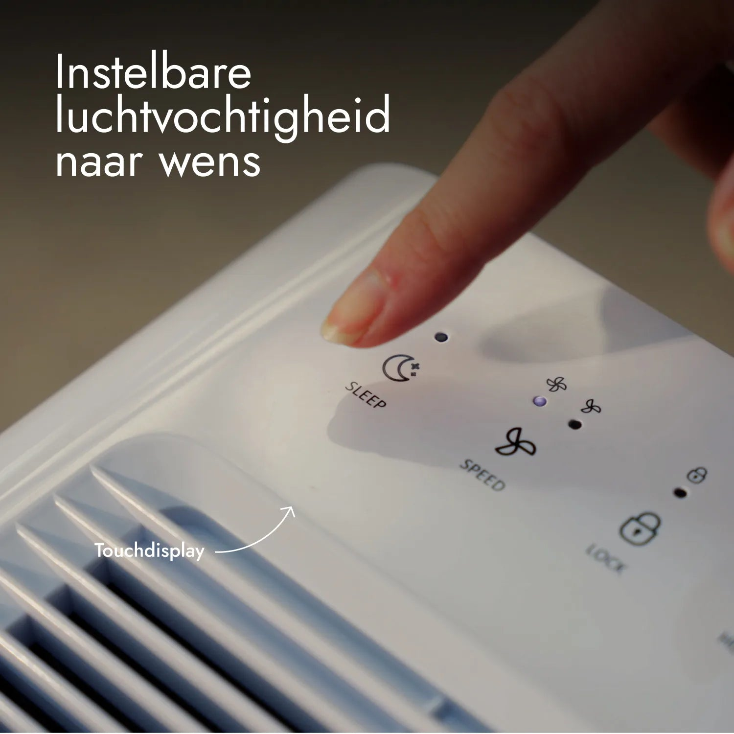 Ein Finger berührt das Touchdisplay eines weißen Geräts mit Sleep-, Speed- und Lock-Symbolen.