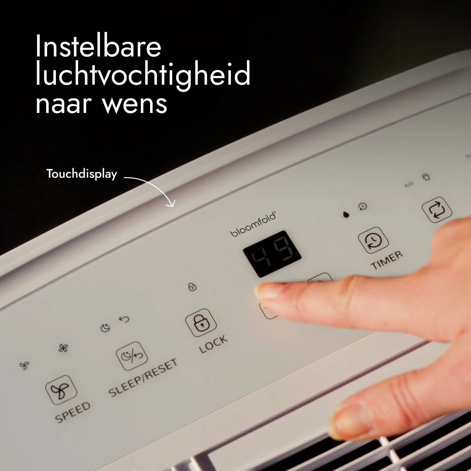 Finger tippt auf Touch-Display eines weißen Bloomfold-Geräts mit Timer-, Lock- und Speed-Tasten.