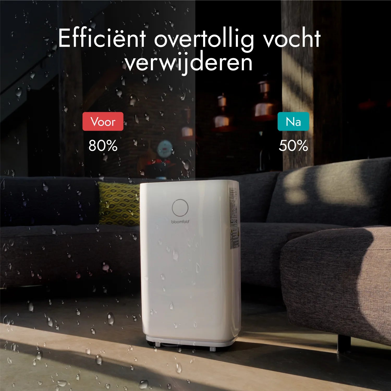 Ein weißer Luftentfeuchter steht in einem Wohnzimmer mit Vorher-Nachher-Feuchtigkeitsvergleich.