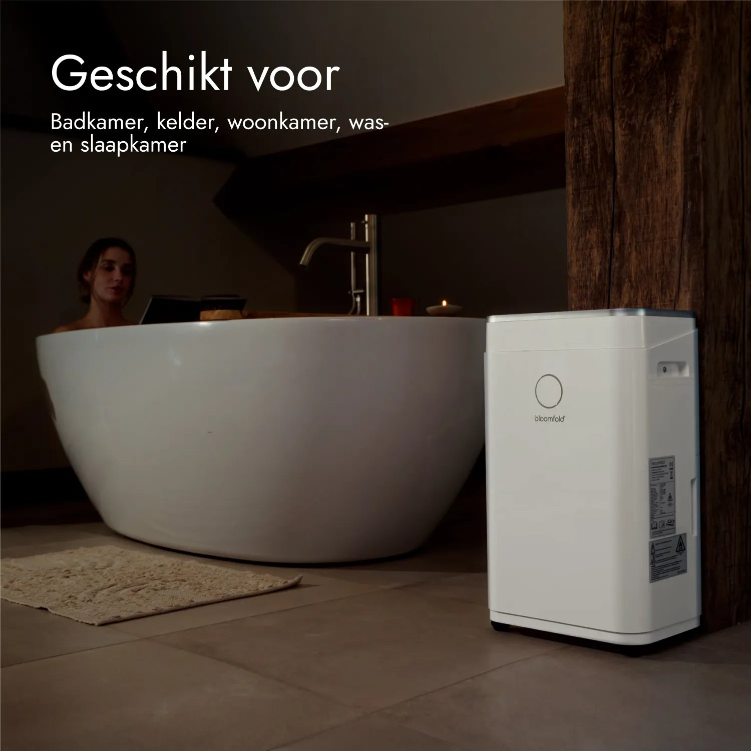 Ein weißer Luftentfeuchter steht in einem Badezimmer neben einer Badewanne, in der eine Frau sitzt.