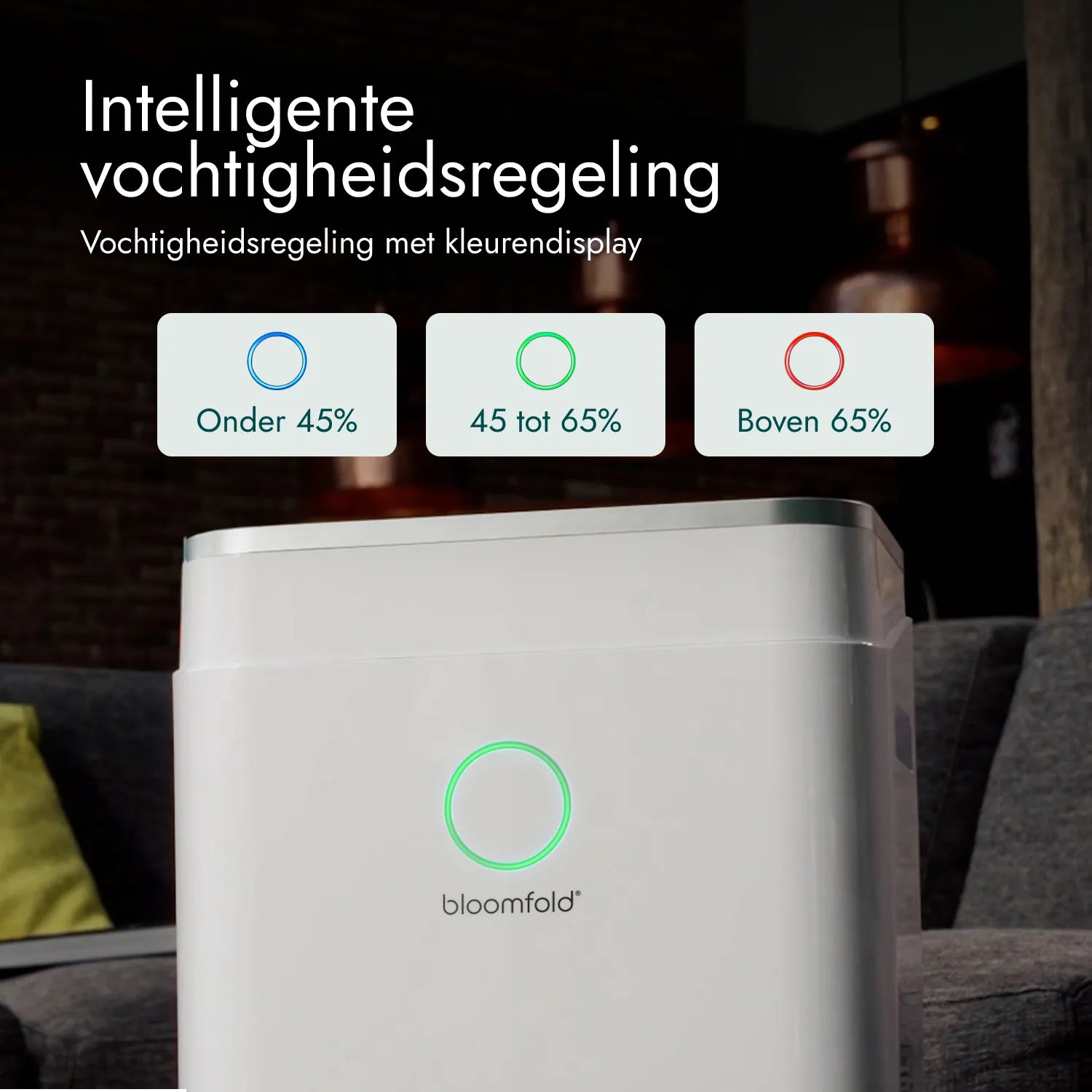 Weißer Luftentfeuchter mit grünem LED-Ring vor einem Sofa in einer modernen Wohnung.