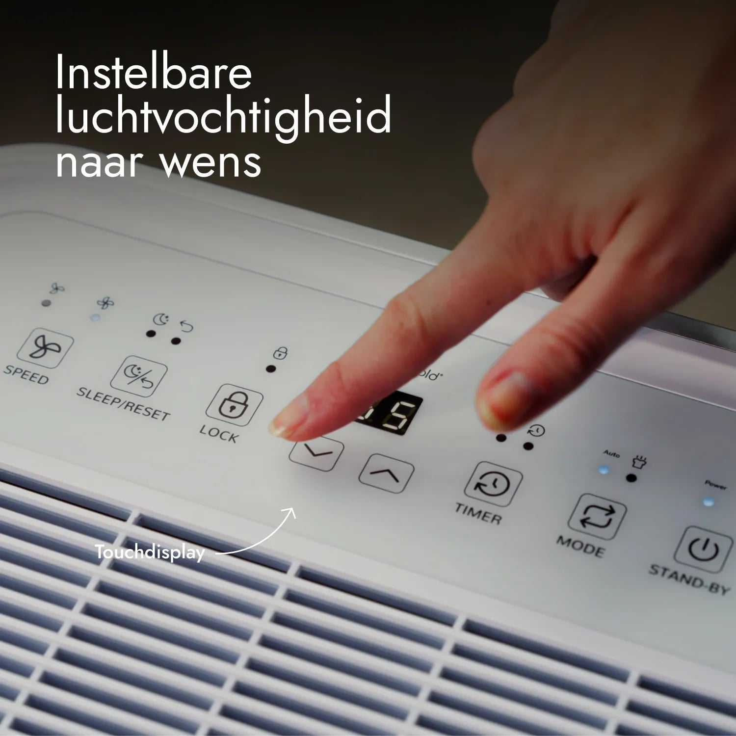 Eine Hand tippt auf das Touchdisplay eines weißen Luftbefeuchters.