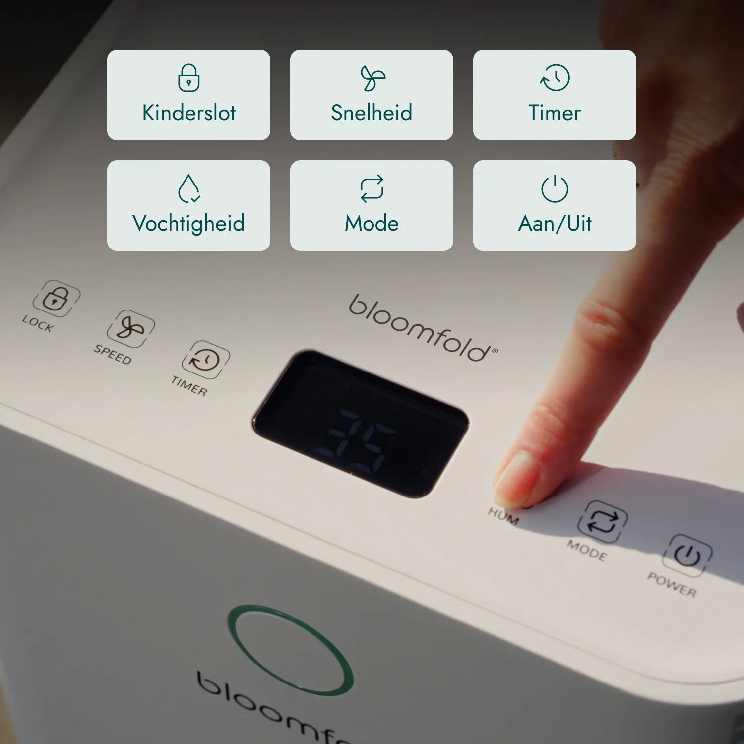 Hand drückt die Feuchtigkeitstaste auf einem weißen Bloomfold-Gerät mit digitalem Display.
