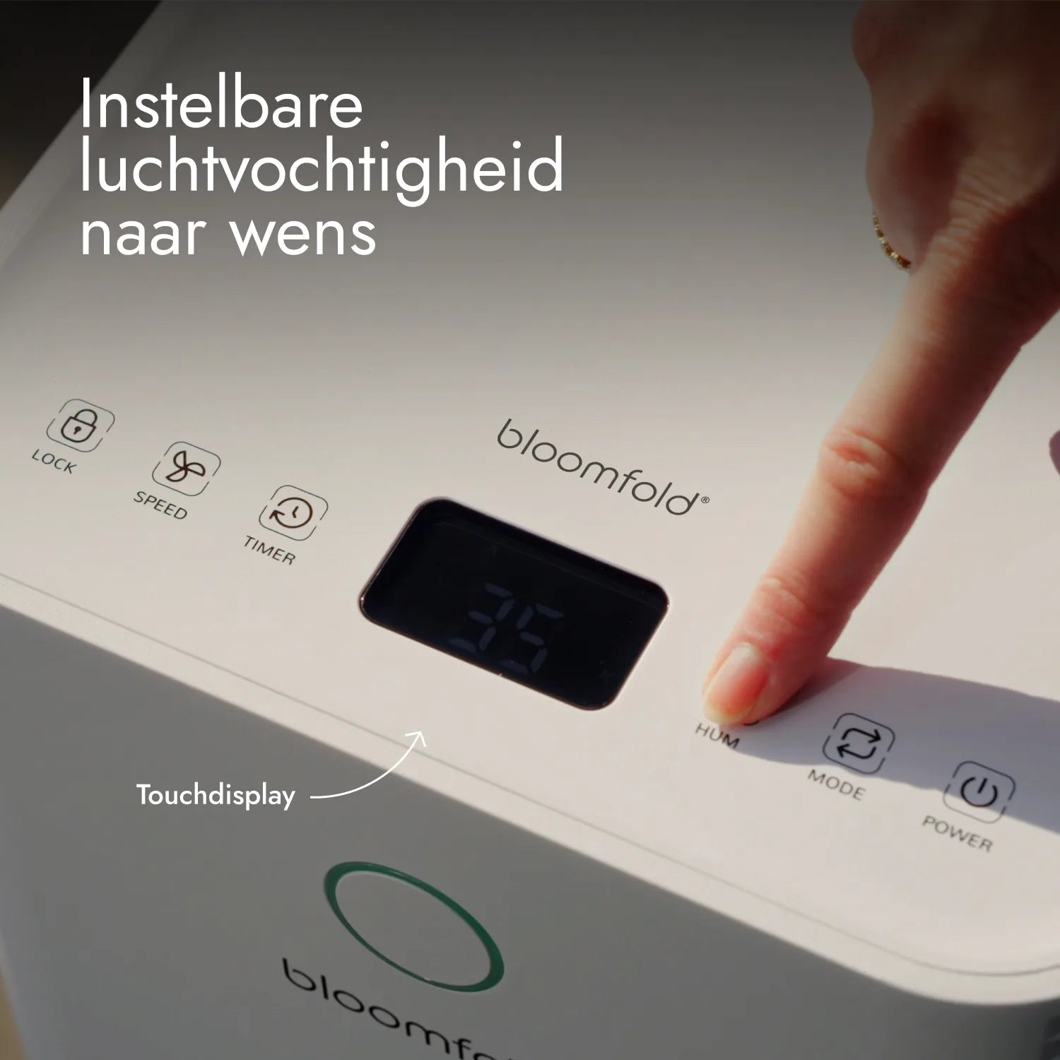 Ein Finger drückt das Touch-Display eines weißen bloomfold-Geräts mit Feuchtigkeitseinstellungen und Symbolen.