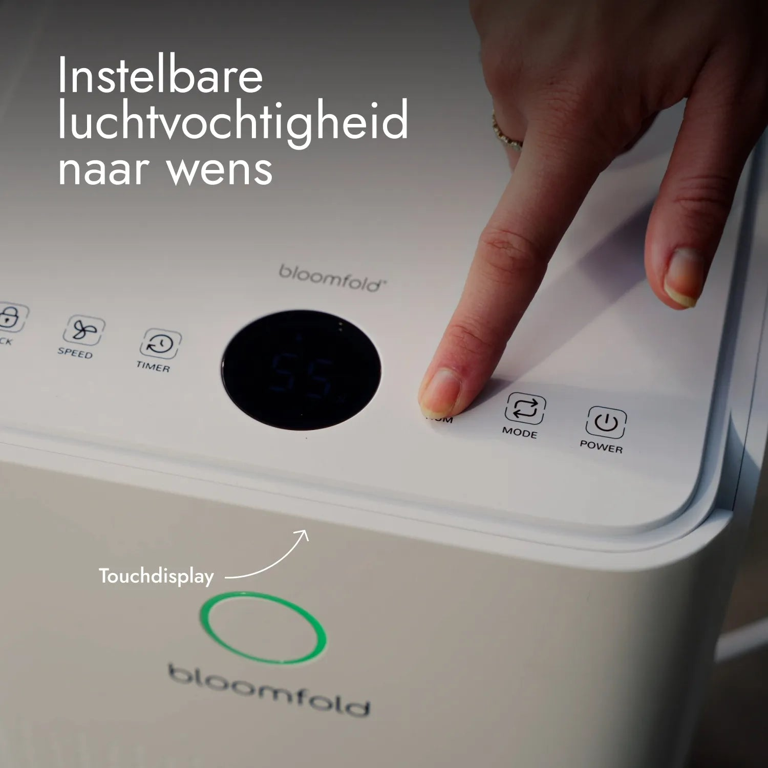 Ein Finger drückt das Touch-Bedienfeld eines weißen Bloomfold-Geräts mit Digitalanzeige und niederländischem Text.